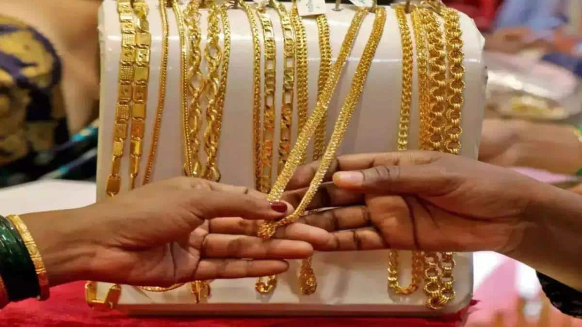 Gold and silver rate today : சுதந்திர தினத்திலும் விடாமல் எகிறிய தங்கம் விலை.! ஒரு சவரனுக்கு இவ்வளவா.? இன்றைய விலை இதோ..