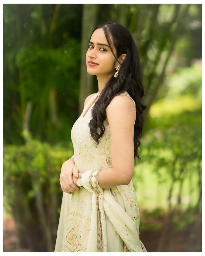 ఆర్జేగా కెరీర్ స్టార్ట్ చేసిన చర్మిల... ఇప్పుడు హ్యాపెనింగ్ యాంకర్ అయ్యారు. పలు ఈవెంట్లకు ఆమె యాంకరింగ్ చేస్తున్నారు. (Image Courtesy: rj_charmilla / Instagram)