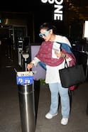 Photos: मुबंई एयरपोर्ट पर काजोल का बर्थडे सेलिब्रेशन, पैप्स संग काटा केक, बेटी न्यासा देवगन भी दिखीं साथ