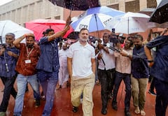 बारिश में राहुल-प्रियंका की बातचीत, अमित शाह खुद थामे दिखे छाता