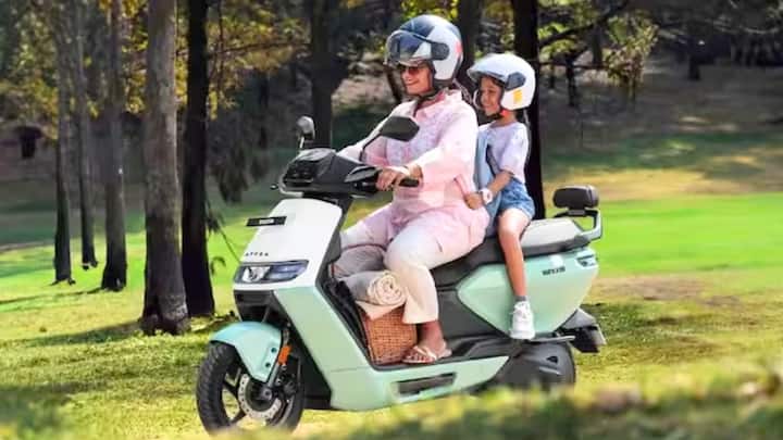 EV Scooters: আপনিও যদি মজবুত টেকসই স্কুটারের পাশাপাশি দুর্দান্ত পারফরমেন্স চান, তাহলে ভারতের কমিউটার স্কুটারে এথারের বিকল্প হবে না। গতির সঙ্গে সঙ্গে এতে আছে দারুণ ফিচার। দেশের হাই-এন্ড ইভি স্কুটার মার্কেটে ইতিমধ্যেই জায়গা করে নিয়েছে এই ব্র্যান্ড। বর্তমানে আপনিও যদি ভাল ইভি স্কুটার কিনতে চান, তাহলে এথার দিচ্ছে এই মডেলগুলি।