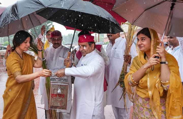 डिंपल यादव समाजवादी पार्टी के सांसदों के साथ छाता लिए नजर आईं. वो चंदा चोरी के मसले पर इन दिनों हमलावर हैं. सपा नेता दान पात्र के साथ नजर आए.