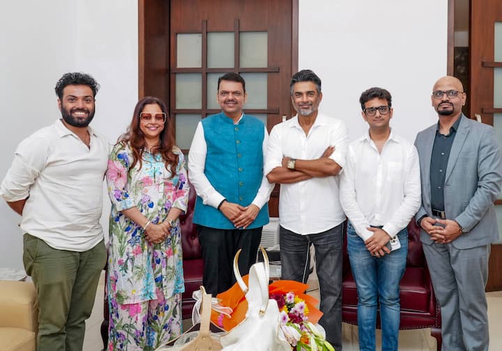 'রাজনীতিতে আমার কোনও আগ্রহ নেই। রাজনীতিতে প্রবেশ করতে হলে লোকের হয়ে কাজ করার ইচ্ছা থাকাটা সর্বাধিক জরুরি। আমার মনে হয় না আমার মধ্যে সেই বিষয়টা রয়েছে।' বলেন মাধবন।
