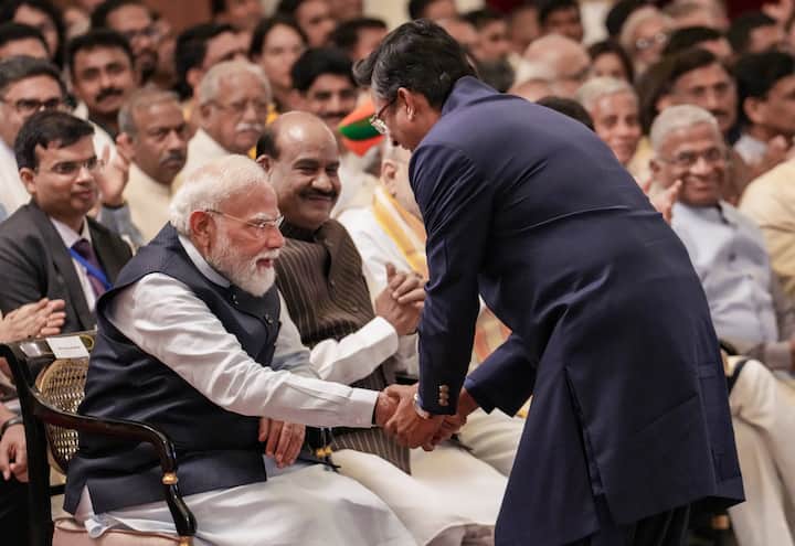তবে মাধবন নিজে রাজনীতিতে আসবেন কি না, সেই নিয়ে তাঁকে প্রশ্ন করা তিনি সরাসরি না বলে দেন।