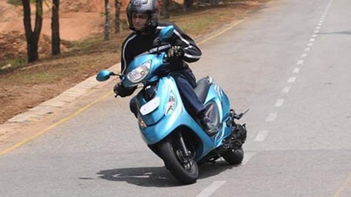 बता दें कि, कम हाइट और हल्के वजन के मामले में टीवीएस ज़ेस्ट 110 का कोई मुकाबला नहीं है. महज 103 किग्रा वजन और 760mm की कम सीट हाइट की वजह से इसे संभालना बहुत ही आसान हो जाता है. भारी ट्रैफिक में इसे संभालना या पार्किंग में लगाना बहुत आसान काम लगता है. इसका 110cc का इंजन बढ़िया पावर और माइलेज दोनों देता है जिससे यह रोजाना के इस्तेमाल के लिए बेस्ट है.