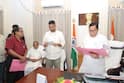 दीपक प्रकाश के MLC बनने पर पत्नी साक्षी ने खिलाई मिठाई, आरती उतारी