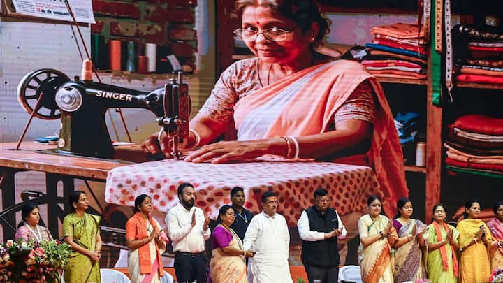 অফলাইনে যাদের আবেদন নেওয়া হয়েছে তাঁদেরকে, পোর্টালে আপলোড করার কাজ হচ্ছে।ভেরিফিকেশন করা হয়েছে, জানিয়েছেন তিনি।