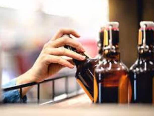 Online Liquor Shopping:  ਤਾਮਿਲਨਾਡੂ ਵਿੱਚ ਹੁਣ ਸ਼ਰਾਬ ਦੀ ਆਨਲਾਈਨ ਬੁਕਿੰਗ ਦੀ ਸਹੂਲਤ ਸ਼ੁਰੂ ਹੋਣ ਜਾ ਰਹੀ ਹੈ। ਰਾਜ ਵਿੱਚ ਵੱਖ-ਵੱਖ ਬ੍ਰਾਂਡਾਂ ਦੀ ਸ਼ਰਾਬ ਲਈ ਨਿਰਧਾਰਤ ਕੀਮਤ ਤੋਂ ਵੱਧ ਪੈਸੇ ਵਸੂਲਣ ਦੀ ਸਮੱਸਿਆ ਨੂੰ ਖਤਮ ਕਰਨ ਲਈ ਇਹ ਕਦਮ ਚੁੱਕਿਆ ਗਿਆ ਹੈ। ਰਿਪੋਰਟਾਂ ਮੁਤਾਬਕ ਤਾਮਿਲਨਾਡੂ ਸਟੇਟ ਮਾਰਕੀਟਿੰਗ ਕਾਰਪੋਰੇਸ਼ਨ ਲਿਮਿਟੇਡ (TASMAC) ਵੀਰਵਾਰ ਨੂੰ ਇੱਕ ਮੋਬਾਈਲ ਐਪ ਲਾਂਚ ਕਰੇਗੀ, ਜਿਸ ਰਾਹੀਂ ਗਾਹਕ ਦੁਕਾਨ 'ਤੇ ਜਾਣ ਤੋਂ ਪਹਿਲਾਂ ਹੀ ਸ਼ਰਾਬ ਦੀ ਕੀਮਤ ਦੇਖ ਸਕਣਗੇ, ਆਨਲਾਈਨ ਭੁਗਤਾਨ ਕਰਕੇ ਆਰਡਰ ਵੀ ਬੁੱਕ ਕਰ ਸਕਣਗੇ।