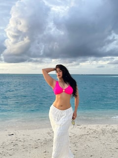 Nikita Sharma: బికినిలో హిందీ సీరియల్ నటి నిఖిత... బీచ్‌లో బోల్డ్ ఫోజులు