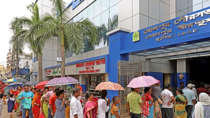 পাশাপাশি তিনি আরও বলেন, ১১ থেকে ৩১ জুলাই ভেরিফিকেশনের জন্য আরও সময় লাগবে। কিন্তু আমরা এই মাসে, ১৭ অগাস্ট থেকে ৩হাজার টাকা করে ভেরিফায়েডদেরকে (মহিলা) অ্যাকাউন্টে টাকা পাঠাবো। এবং কারা কারা বিবেচিত হবেন, সম্পূর্ণ ক্রাইটেরিয়া ১০ তারিখ সোমবার বলে দেব।