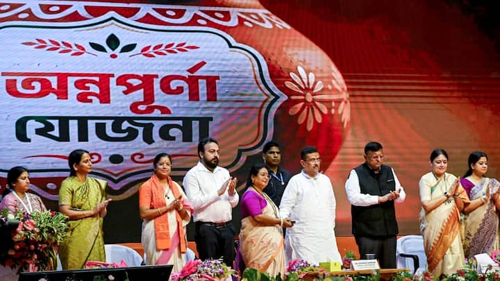 মুখ্যমন্ত্রীর কথায়, যেহেতু আমরা জুনে লঞ্চিং করব বলেছিলাম, ২৮ লক্ষ লোককে, এখান থেকে দিয়েছিলাম। নেতাজি ইন্ডোর স্টেডিয়াম থেকে আমরা, প্রায় ১ কোটি ১৯ লক্ষ মত লোককে দিয়েছিলাম। তারপরেও আমরা আবেদন নিয়ে ৩১ জুলাই পর্যন্ত।