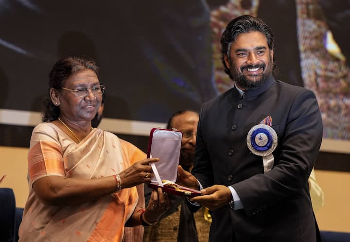 তিনি আরও যোগ করেন, 'আমি নিজের মতো করে সমাজে নিজের অবদান রাখতে চাই। রাজনীতি কিন্তু দুইধারী তলোয়ার এবং আমার এ বিষয়ে যথেষ্ট জ্ঞান নেই।'