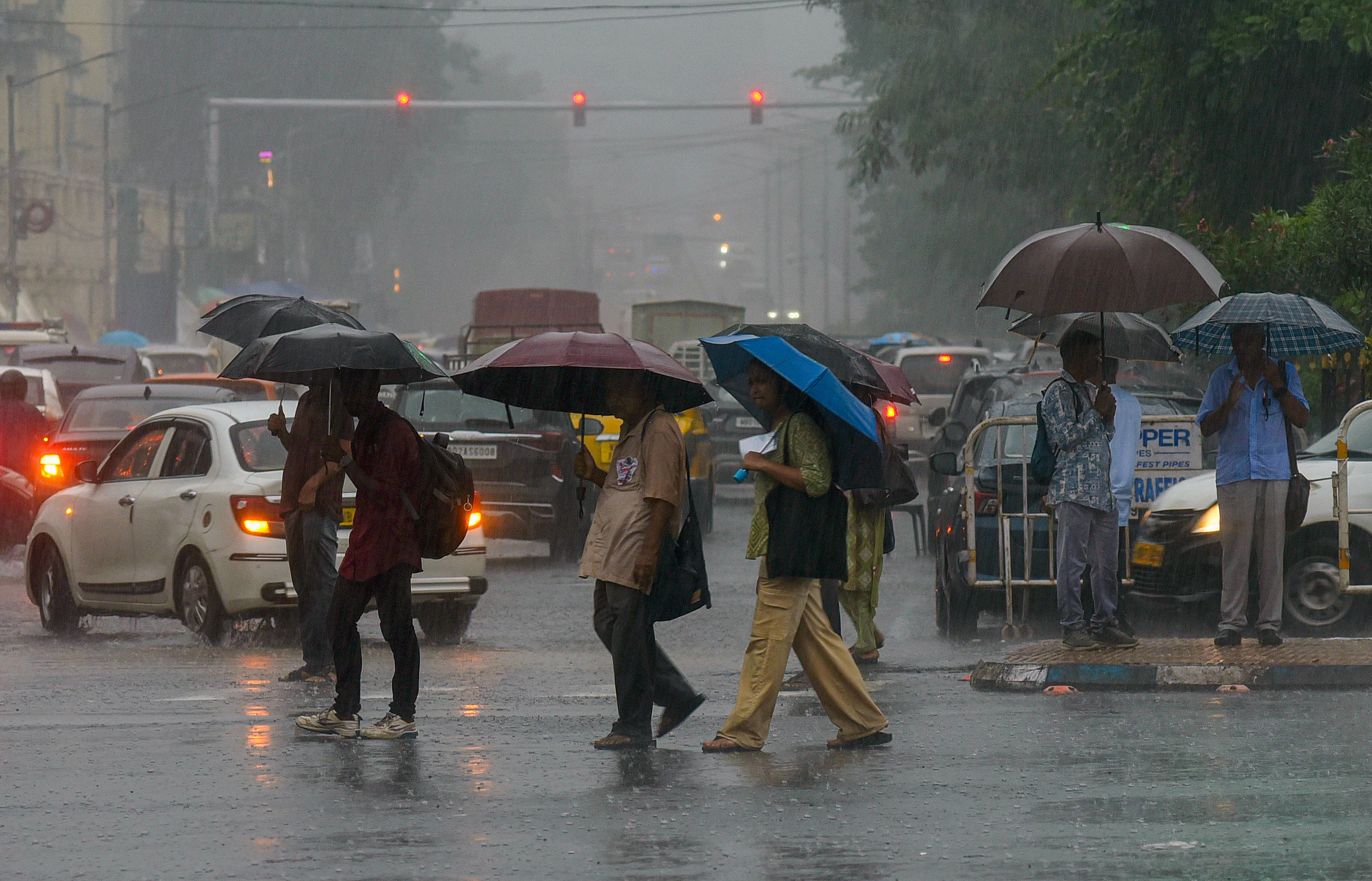 Weather Today: নিম্নচাপ-ঘূর্ণাবর্তের জোড়া ফলায় চরমে দুর্যোগ, প্রবল বৃষ্টিতে বানভাসি পরিস্থিতি, কোন কোন জেলায় বেশি প্রভাব?