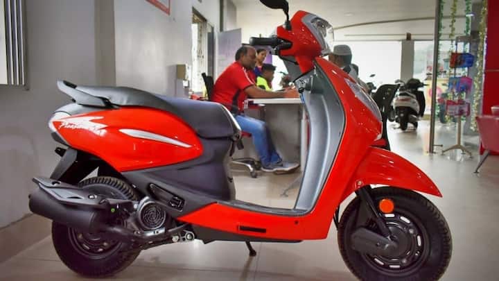 वहीं, हीरो प्लेजर प्लस आज भी कम हाइट वाले राइडर्स की पसंदीदा पसंद बना हुआ है. इसकी सीट हाइट काफी कम है और इसका वजन लगभग 104 किग्रा ही है. इसमें कम्फर्टेबल राइडिंग पॉस्चर के साथ-साथ ब्लूटूथ कनेक्टिविटी और क्रोम फिनिशिंग वाला अट्रैक्टिव लुक भी मिलता है, जो इसे बजट में काफी स्मार्ट ऑप्शन बनाता है.