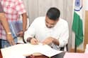 दीपक प्रकाश के MLC बनने पर पत्नी साक्षी ने खिलाई मिठाई, आरती उतारी