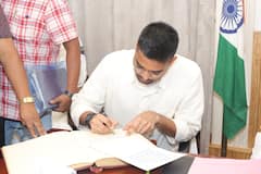 दीपक प्रकाश के MLC बनने पर पत्नी साक्षी ने खिलाई मिठाई, आरती उतारी