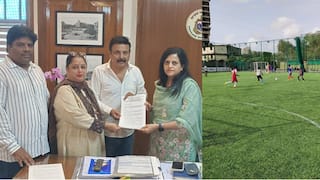 BMC : वांद्र्यातील फुटबॉल मैदानाचे आरक्षण बदलण्यास काँग्रेसचा तीव्र विरोध, नगरसेवकांनी घेतली आयुक्तांची भेट