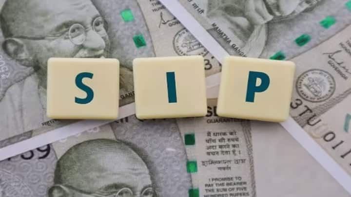 5000 रुपयांची एसआयपी 20 वर्ष सुरु ठेवल्यास गुंतवणूक 12 लाख रुपयांची होईल. या कालावधीत कम्पाऊंडिंगचा परिणाम पाहायला मिळेल. 12 टक्के सीएजीआरनुसार परतावा 37 लाख 95 हजार 740 रुपये होईल. म्हणजेच फंडाची रक्कम 49 लाख 95  हजार 740 रुपयांचा फंड तयार होईल. 10 वर्षातील गुंतवणूक 6 लाख 20 वर्षात 12 लाख होईल. मात्र, मिळणारा परतावा अधिक असेल.