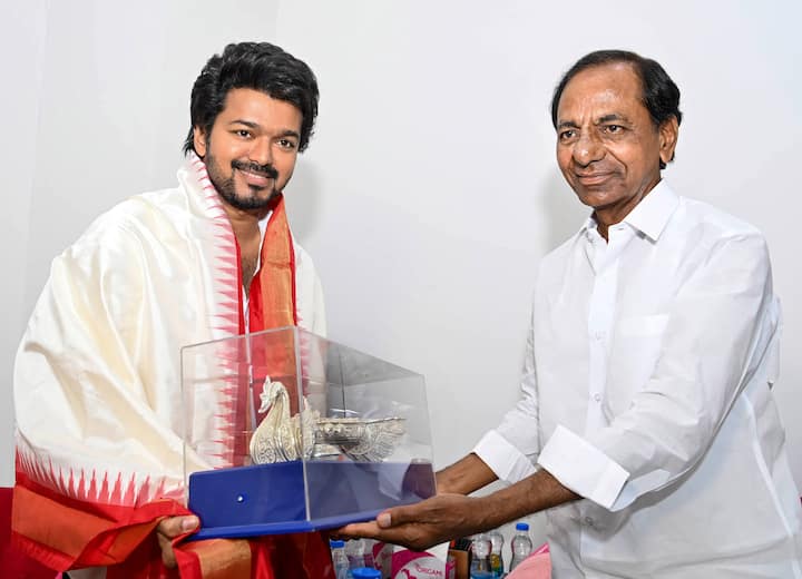 থালাপতি বিজয় প্রসঙ্গে তাঁকে বলতে শোনা যায়, 'এত দ্রুত জিনিসপত্র যে বদল হতে পারে, সেটা দেখে আমার আত্মবিশ্বাস বাড়ে। আমি বিজয়কে খুব ভালভাবে চিনি। ওকে তো অবশ্য এখন মুখ্যমন্ত্রী বিজয় বলে ডাকতে হয়।'