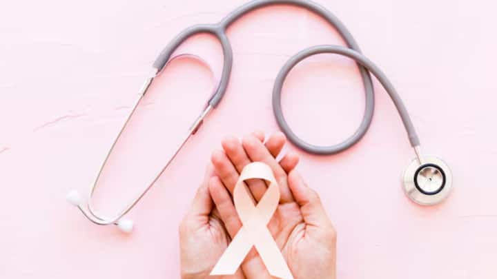 HPV এমন একটি ভাইরাস, যা ত্বকের সংস্পর্শ এবং যৌনতার মাধ্যমে ছড়ায়। কিছু ক্ষেত্রে HPV সংক্রমণ আপনা থেকে সেরে যায়। তবে অনেক সময় শরীরে থেকে যায় ভাইরাস এবং গলা-সহ অন্য় ক্যান্সারের ঝুঁকি বৃদ্ধি করে।