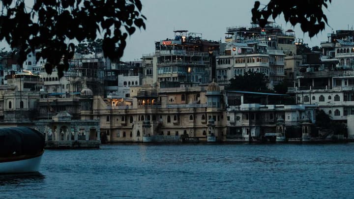 अगर आप पहाड़ों की जगह किसी ऐतिहासिक और सांस्कृतिक जगह जाना चाहते हैं, तो उदयपुर एक शानदार विकल्प है. इसे झीलों और महलों की वजह से