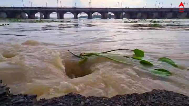 জল বেড়েছে বীরভূমের খয়রাশোলের হিংলো নদীতে। রসা ও গাংপুর গ্রামের সংযোগকারী ভাসা সেতু এখন ভাসছে। ইলামবাজারে জলের তলার শাল নদীর সেতু। কোনওরকমে ট্রাক্টরে করে চলছে ঝুঁকির পারাপার।