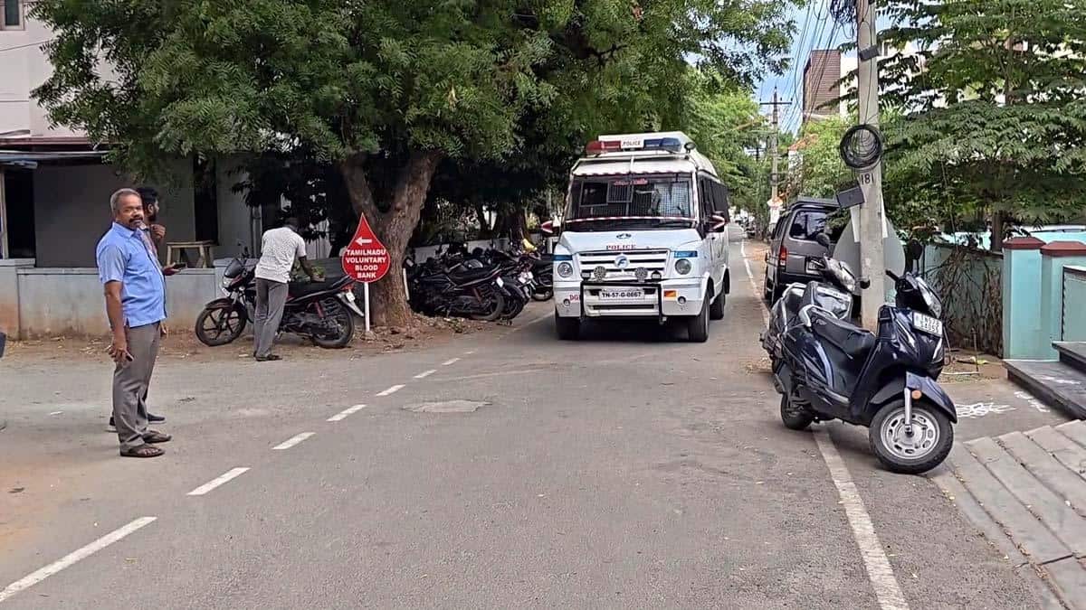 பழனி 100 கோடி நில மோசடி: சார்பதிவாளர் கைது, இடைத்தரகர் தலைமறைவு! நடந்தது என்ன?