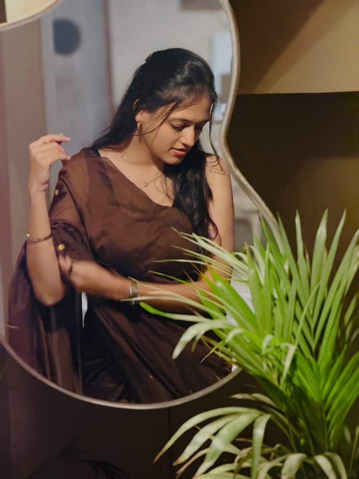 హారికా నారాయణ్ పాడిన లేటెస్ట్ సాంగ్ అంటే... ఫణి కళ్యాణ్ సంగీతంలో రామ్ మనోహర్ రాసిన 'మందిలో రందినై పోయినా'. (Image Courtesy: harika_narayan / Instagram)