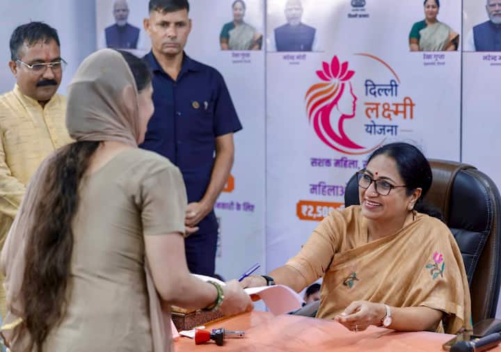 Women Empowerment : লক্ষ্মীর ভাণ্ডার, অন্নপূর্ণা ভাণ্ডারের পর এবার লক্ষ্মী যোজনা শুরু হয়েছে এই রাজ্যে। যেখানে মাসে যোগ্য মহিলাদের দেওয়া হবে ২৫০০ টাকা। তবে সবার জন্য নয় এই সুবিধা। কেবল এই যোগ্যতা থাকলেই সরকার আপনাকে টাকা দেবে। মূলত, মহিলাদের আর্থিকভাবে সাহায্য করতেই এই যোজনা শুরু করা হয়েছে।