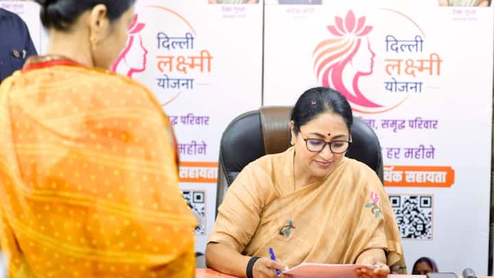 এর বাইরে সরকারি কর্মী, ইনকাম ট্যাক্স প্রদানকারী, পেনশনারস ছাড়াও যে মহিলার চার চাকার গাড়ি রয়েছে, তারা 'দিল্লি লক্ষ্মী যোজনা'র সুবিধা পাবেন না। এই স্কিমে টাকা পেতে আপনাকে ন্যূনতম ১০ বছর দিল্লির বাসিন্দা হিসাবে থাকতে হবে। এই বিষয়ে 'সেল্ফ ডিক্ল্যারেশন' দিতে হবে আবেদনকারীকে। এ ছাড়াও আধার কার্ড, ভোটার কার্ডের মতো পরিচয়পত্র অবশ্যই থাকতে হবে আবেদনকারীদের।