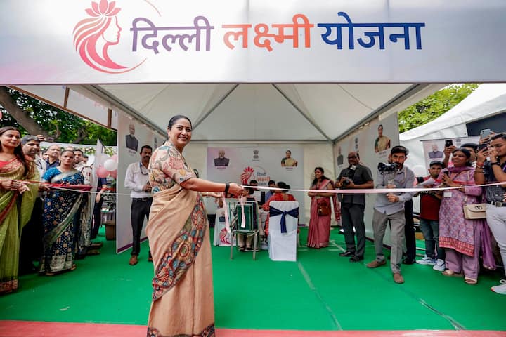 একটা বিষয় মাথায় রাখতে হবে, আপনি প্রথমেই যোজনার ২৫০০ টাকা হাতে পাবেন না। মনে রাখবেন, প্রতি মাসে এই টাকার থেকে কেবল ১০০০ টাকা তুলতে পারবেন মহিলারা। আপনার বাদবাকি টাকা রেকারিং ডিপোজিট হিসাবে অ্য়াকাউন্টে জমা থাকবে। তিন বছরের আগে এই টাকা তুলতে পারবেন না যোগ্য মহিলারা। এই ১৫০০ টাকার রেকারিং ডিপোজিটে থাকবে। যা তিন বছরের আগে সরকার আপনাকে তুলতে দেবে না। অর্থাৎ এই নির্দিষ্ট সময় 'লক ইন পিরিয়ড' থাকবে যোজনার।