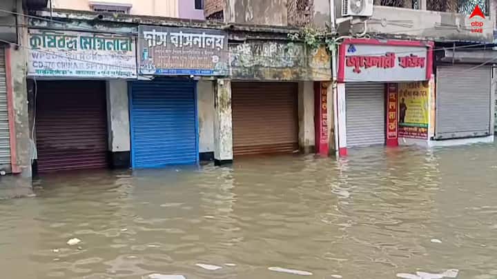 বাঁকুড়ার মানকানালি সেতুও ভাসছে জলের তোড়ে। টানা বৃষ্টিতে ফুঁসছে গন্ধেশ্বরী। জলমগ্ন বিস্তীর্ণ এলাকা।বাঁকুড়া থেকে রানিগঞ্জ যাওয়ার রাজ্য সড়কে বন্ধ হয়ে গেছে যান চলাচল।বাঁকুড়ার মানকানালির বাসিন্দা মিলন ঘোষ বলেন, জীবনের ঝুঁকি নিয়ে পারাপার করছে। যেকোনও সময় দুর্ঘটনা ঘটতে পারে। ওখানে মাঝে গর্ত হয়ে গেছে।