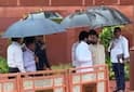 Eknath Shinde : एकनाथ शिंदेंची संसदेत डॅशिंग एन्ट्री, कॅमेरे सरसावताच हात उंचावला, सगळे पाहतच राहिले