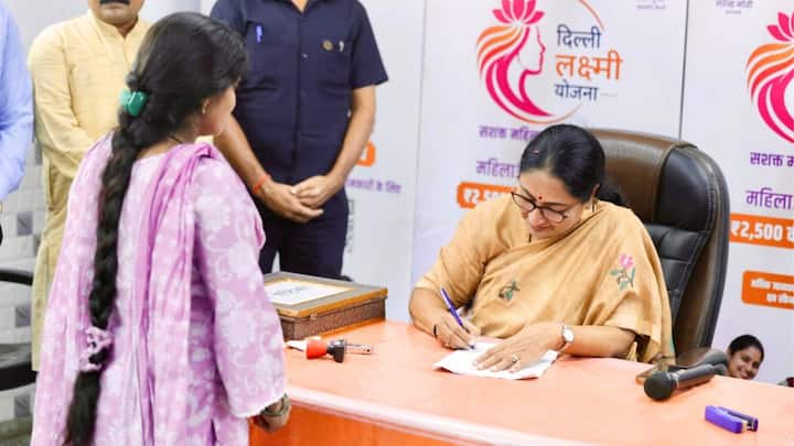 ইতিমধ্যেই ৪ লাখ আবেদন পড়ে গিয়েছে এই স্কিমে। নিজেই গিয়ে রেজিস্ট্রেশন করতে মহিলাদের সাহায্য করেন দিল্লির মুখ্য়মন্ত্রী রেখা গুপ্তা। মহিলাদের অ্য়াপ্লিকেশন ফর্মে স্বাক্ষর করেন তিনি। মুখ্যমন্ত্রী এই বিষয়ে ছবি পোস্ট করে বলেছেন, বিজেপি সরকারের ওপর দিল্লির মহিলারা যে ভরসা করেন, তা রেজিস্ট্রেশন ক্যাম্পে স্বতঃস্ফূর্ত আবহ দেখেই বোঝা গেছে।
