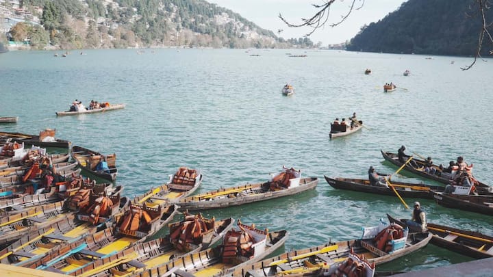 Budget Family Trip: फैमिली ट्रिप प्लान कर रहे हैं? ये हैं कम बजट वाली शानदार डेस्टिनेशन 1 उत्तराखंड का नैनीताल फैमिली ट्रिप के लिए हमेशा से पसंदीदा जगह रहा है. यहां की नैनी झील में बोटिंग करना, मॉल रोड पर घूमना और आसपास के व्यू पॉइंट्स देखना बहुत ही मजेदार अनुभव होता है. दिल्ली और उत्तर भारत के दूसरे शहरों से यहां पहुंचना भी आसान है, जिससे यात्रा का खर्च भी कम हो जाता है. यहां रुकने के लिए बजट होटल आसानी से मिल जाते हैं, इसलिए पूरे परिवार के लिए यह एक सस्ती और अच्छी जगह मानी जाती है.