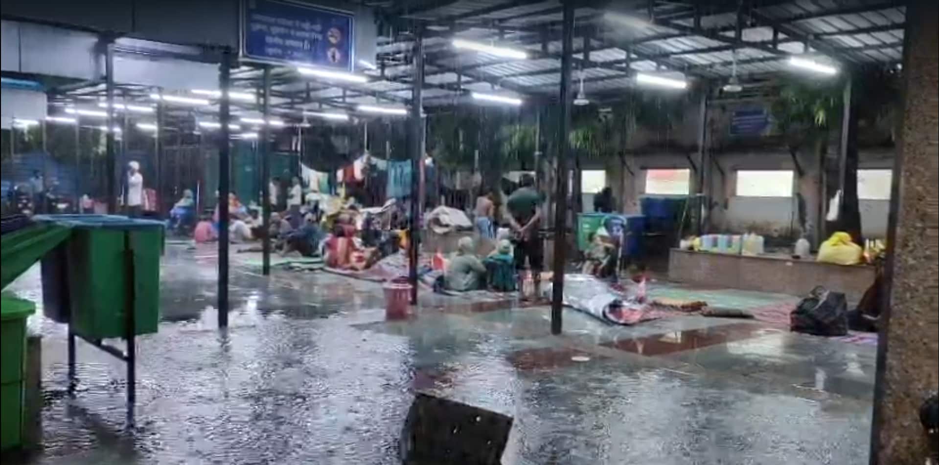 Delhi Rains: Safdarjung Hospital Parking Flooded, IMD Issues Red Alert After Heavy Shower Floods Roads
