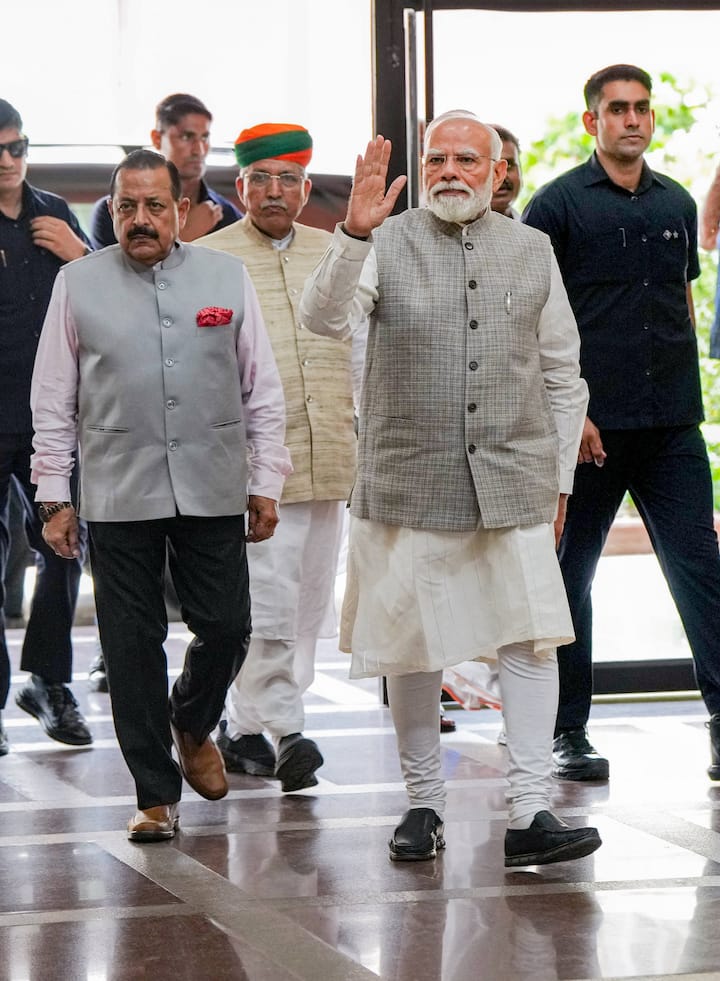 बैठक में वहीं पीएम मोदी ने कहा कि हमारी सरकार से पहले पूर्वोत्तर के राज्यों का विकास नहीं हुआ था पर हमको पूर्वोत्तर समेत देश के विकास को ऊंचाई पर ले जाना है .