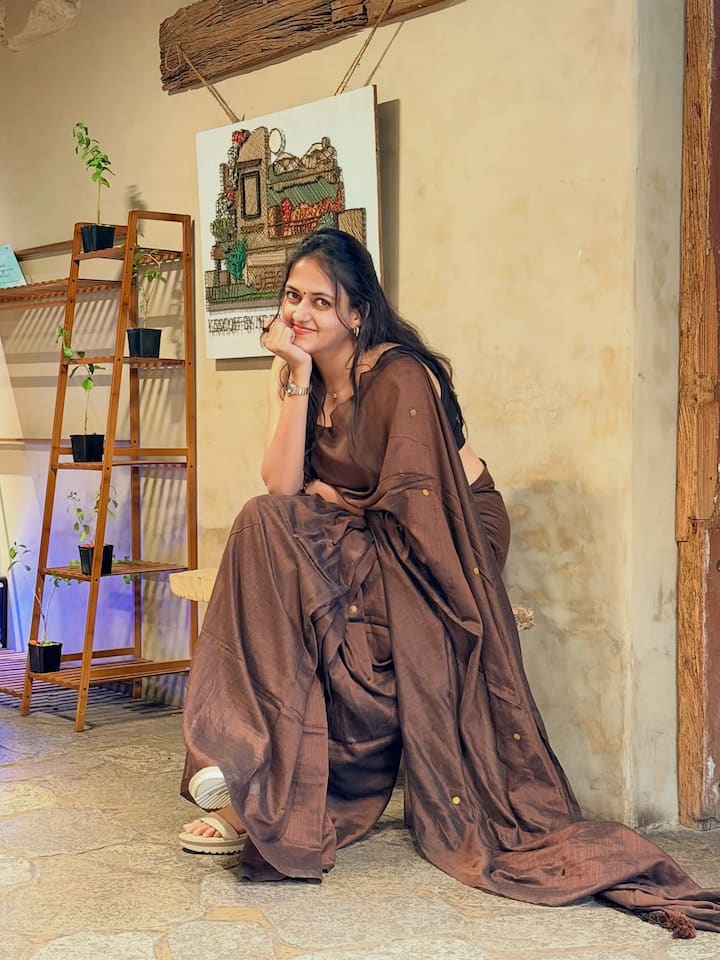 Harika Narayan In Saree Photos: తెలుగు, తమిళ భాషల్లో పలు సూపర్ హిట్ సాంగ్స్ పాడారు హారికా నారాయణ్. అయితే... విజయ్ 'వారసుడు' సినిమాలో 'దళపతి' సాంగ్ ఆమెకు ఎక్కువ పేరు తీసుకు వచ్చింది. శారీలో దిగిన ఫోటోలను ఆమె సోషల్ మీడియాలో షేర్ చేశారు. (Image Courtesy: harika_narayan / Instagram)