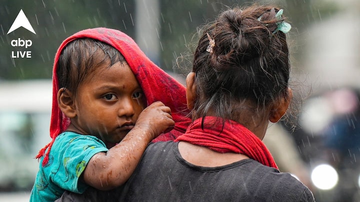 রবিবার পর্যন্ত বৃষ্টির হলুদ সতর্কতা রাজ্যে। সোমবার থেকে বৃষ্টির সম্ভাবনা কমবে। বাতাসে জলীয় বাষ্প বেশি থাকায় বৃষ্টি না হলেই আর্দ্রতাজনিত অস্বস্তি থাকবে।