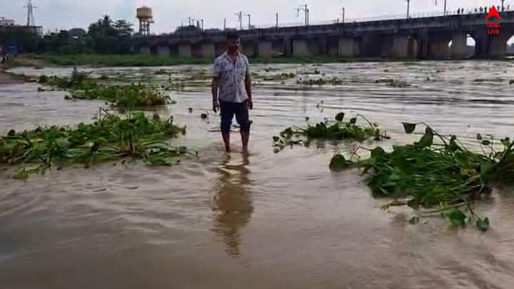 বাঁকুড়া মানকানালি বাসিন্দা অভিজিৎ কর্মকার বলেন, এখানে ব্যাঙ্ক থেকে শুরু করে, কারও শরীর খারাপ হলে এদিকে হাসপাতালের রাস্তা। প্রচুর অনেকগুলো গ্রাম আছে। প্রচুর অসুবিধা। একটু জল হলেই ব্রিজের উপরে উঠে যায়। সাইকেল যাতায়াত করবে না আর, বাস তো দূরের কথা।