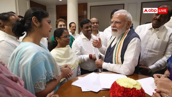 वहीं शताब्दी रॉय ने कहा, ''राष्ट्रहित में कैसे आगे बढ़ेंगे, ये सब बातें उन्होंने बताई. हमारे सभी सांसद मौजूद थे.''