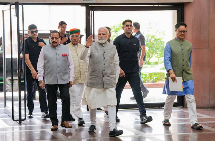 पीएम मोदी ने कहा, ''हम सांसदों की संख्या बल के आधार पर किसी दल को महत्व नहीं देते बल्कि हमारे लिए एक सासंद या एक सांसद वाला दल भी महत्वपूर्ण है और हम उसको उतना ही महत्व और सम्मान देते है जितना कि कई सांसदों वालों दल को.''