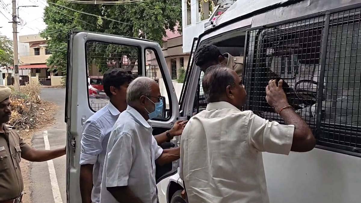 பழனி 100 கோடி நில மோசடி: சார்பதிவாளர் கைது, இடைத்தரகர் தலைமறைவு! நடந்தது என்ன?