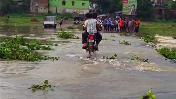 ঝাড়গ্রাম বাসিন্দা তাপস চৌধুরী বলেন, স্থানীয় মানুষদের খুব অসুবিধা হয় যাতায়াতের জন্য। বারবার অভিযোগ করা সত্ত্বেও এটার কোনও ব্যবস্থা সরকার নেয়নি। আগে যে সরকার ছিল, সেই সরকার তো কোনও পদক্ষেপ নেয়নি। এখন নতুন সরকার এসেছে, দেখা যাক আমরা আশায় আছি। কী করে সরকার।