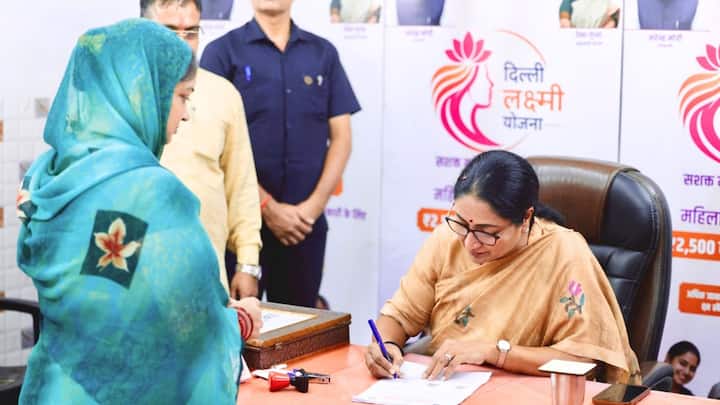 কারা এই যোজনায় আবেদন করতে পারবেন না ? প্রতিটি পরিবারের একজন মহিলাই 'দিল্লি লক্ষ্মী যোজনা'য় আবেদন করতে পারবেন। যে মহিলাদের বয়স ২১-৬০ বছর তারাই এই যোজনার যোগ্য বলে বিবেচিত হবেন।