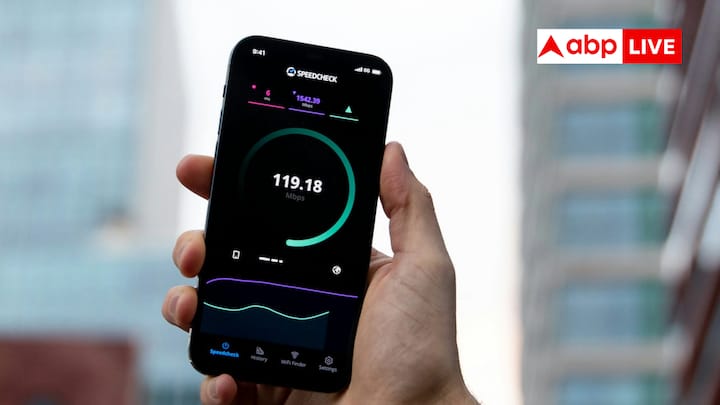भारत में टेलीकॉम सब्सक्राइबर की संख्या 1.3 अरब पहुंच गई है. जियो 53.3 करोड़ यूजर्स के साथ भारत की सबसे बड़ी टेलीकॉम कंपनी है. इनमें से 28.5 करोड़ 5G यूजर्स हैं. दूसरी तरफ एयरटेल के यूजर्स की संख्या 48.3 करोड़ है. Vi और BSNL क्रमश: देश की तीसरी और चौथी सबसे बड़ी टेलीकॉम कंपनियां है. अभी केवल BSNL ऐसी कंपनी है, जिसने देश में 5G कनेक्टिविटी रोल आउट नहीं की है.