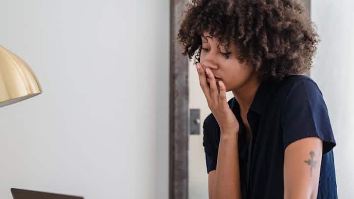Reason Behind Frequent Yawning: बार-बार आती है जम्हाई? सिर्फ नींद नहीं ये भी हो सकती हैं वजहें 1 असल में जम्हाई आने की कई और वजहें भी हो सकती हैं, जिनका सीधा संबंध नींद से नहीं होता. कभी-कभी यह हमारे दिमाग और शरीर के अंदर चल रहे बदलावों का संकेत भी हो सकती है. इसलिए अगर आपको बहुत ज्यादा जम्हाई आती है, तो इसके पीछे की वजहों को समझना जरूरी है. आइए जानते हैं इसके पीछे और क्या वजह हो सकती है.