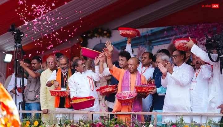 मुख्यमंत्री के स्वागत के दौरान पूरा कांवड़ मार्ग भगवा रंग में नजर आया. सड़क पर दूर तक कांवड़िए दिखाई दिए और चारों ओर शिवभक्ति का माहौल बना रहा.