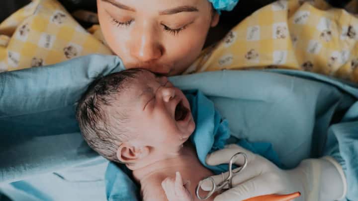सातवां और आखिरी सवाल यह है कि लेबर पेन के दौरान महिला को चलने-फिरने या अपनी पोजीशन बदलने की अनुमति दी जाती है या नहीं. कई हॉस्पिटल में महिला को बिस्तर तक ही सीमित रखा जाता है, जबकि कुछ जगहों पर हल्की-फुल्की मूवमेंट की इजाजत दी जाती है, जो दर्द को थोड़ा कम करने और डिलीवरी को आसान बनाने में मदद कर सकती है.