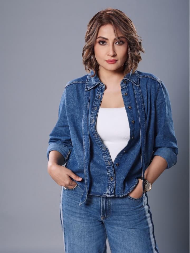 मशहूर टीवी एक्ट्रेस उर्वशी ढोलकिया भी एक सिंगल मदर हैं। उन्होंने 16 साल की उम्र में शादी की थी और 17 साल की उम्र में उनके जुड़वां बेटे क्षितिज और सागर हुए. महज 18 साल की उम्र में उनका तलाक हो गया था, जिसके बाद उन्होंने अकेले ही अपने दोनों बेटों की परवरिश की है.